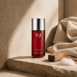 Assaf Risk Comete Eau de Parfum bottle with sandalwood accents and soft natural textures in a modern Arabian-inspired lifestyle scene.
